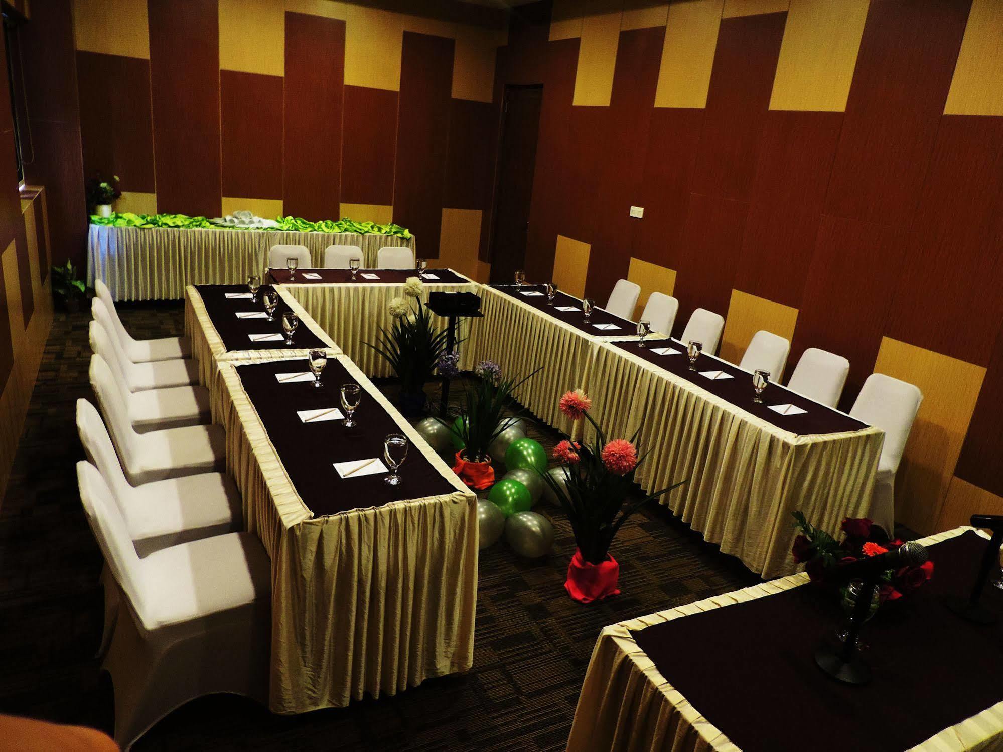 Arbor Biz Hotel Makasar Zewnętrze zdjęcie