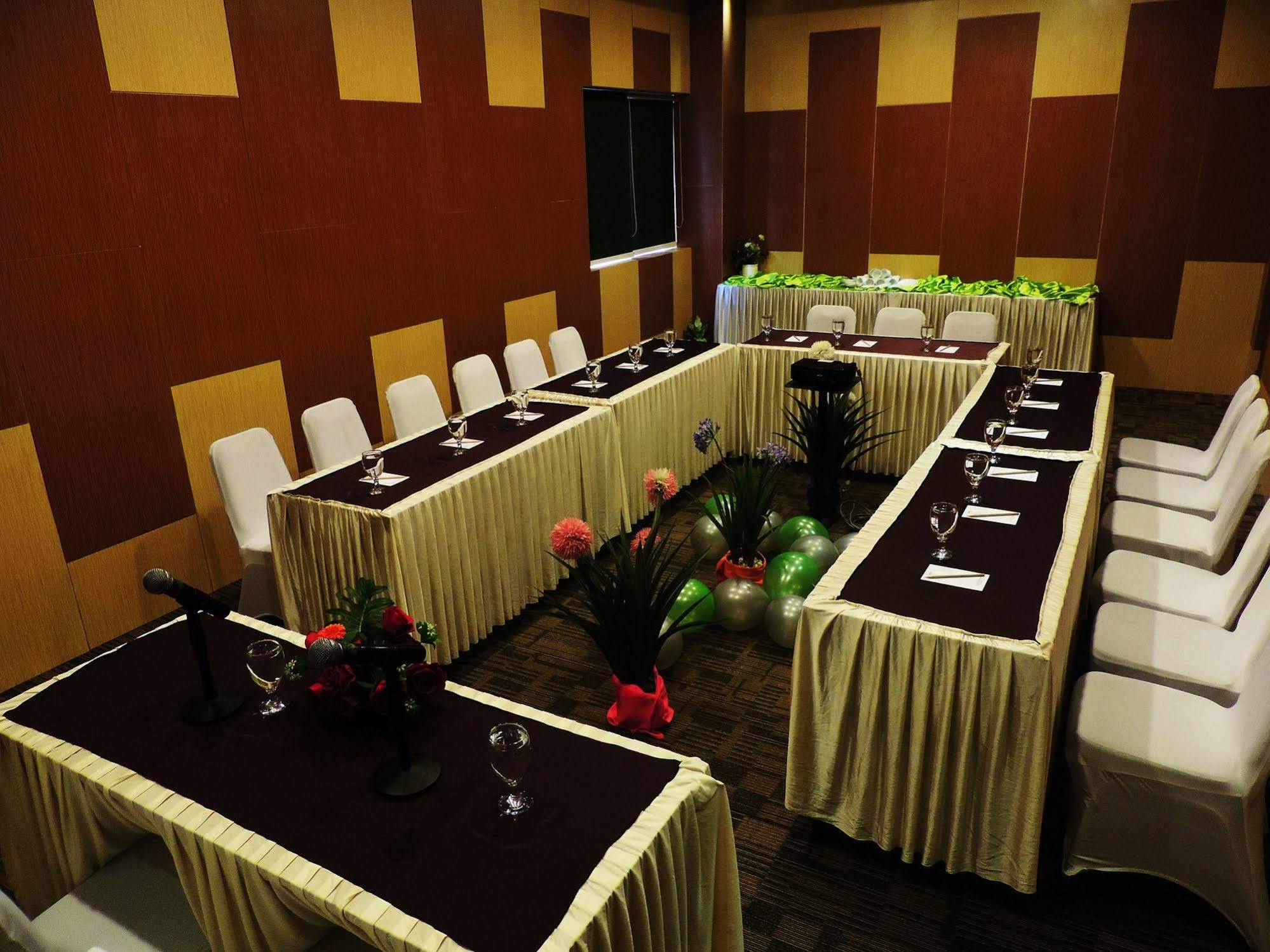 Arbor Biz Hotel Makasar Zewnętrze zdjęcie